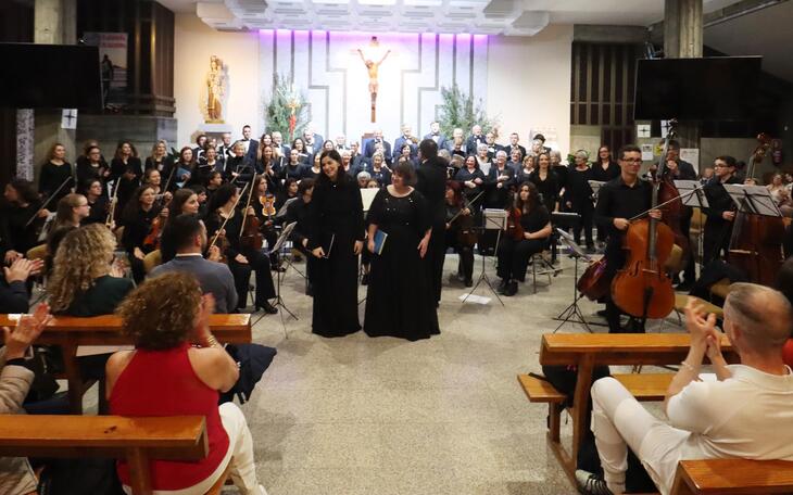 El público llena Nuestra Señora del Carmen para disfrutar de un vibrante concierto de música sacra 